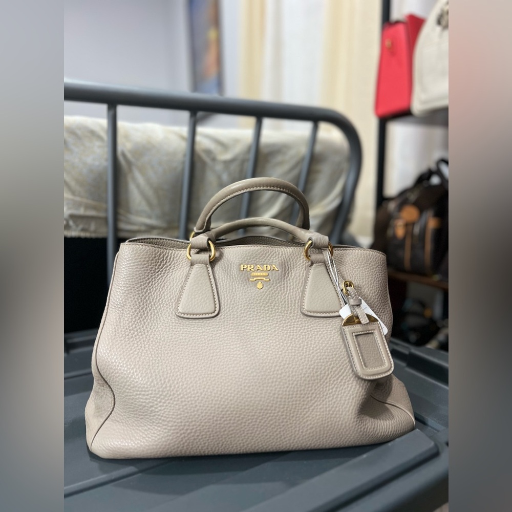 PRADA
Vitello Daino Shopping Bag Pomice